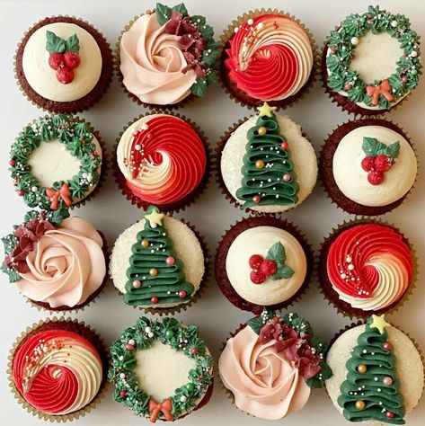 Wreath Cupcakes Christmas, Christmas Red Velvet Cupcakes, Christmas Flower Cupcakes, Gourmet Desert, Thanksgiving Cupcakes Decoration, Christmas Buttercream, Christmas Cupcake Ideas, Christmas Themed Desserts, National Cupcake Day