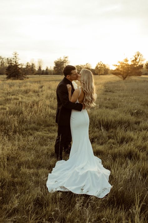 Wedding pictures in field Big Field Wedding, Wedding Pictures In A Field, Fall Field Wedding, Wedding Photos Field, Open Field Wedding, Pictures In Field, Field Wedding Photos, Wedding Shot List, Field Wedding