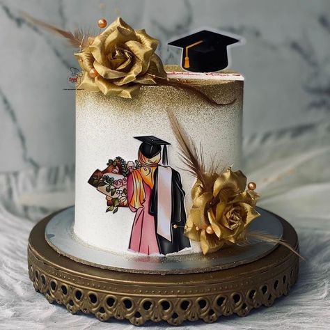 Graduation Day is one of the most important milestones in your student life. The journey you had so far and this particular day will be celebrated on a grand scale Pink Grad Cake, Graduation Theme Cake, Graduation Cake Ideas, Graduation Cake Designs, Anna Cake, Graduation Party Cake, How To Stack Cakes, Cake Recipes Easy Homemade, Graduation Theme