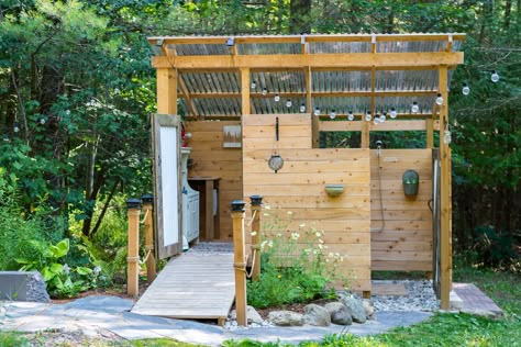 Ideas for an original outdoor shower enclosure - Outdoor Shower Company Bath House Outdoor, Outdoor Composting Toilet, Outdoor Toilet And Shower, Outhouse Bathroom, Outside Toilet, Outside Showers, Outdoor Shower Enclosure, Wohne Im Tiny House, Outdoor Bathroom Design