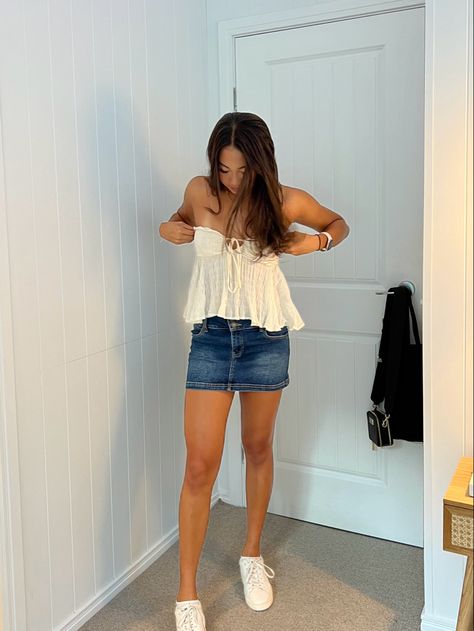 Jean Skirt Beach Outfit, Cute Outfits With Denim Skirt, How To Style Mini Denim Skirts, California Outfit Ideas, Jean Skirt Outfits Concert, Denim Skirt Inspo Outfit, Summer Outfits Jean Skirt, Black Mini Skirt Outfits Summer, Summer Outfits Denim Skirt