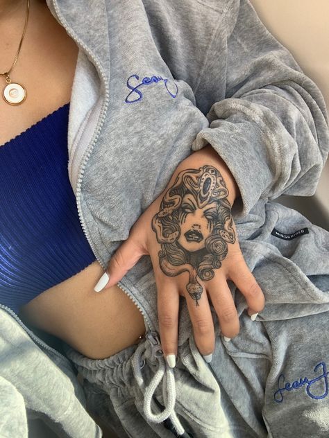 Baddie Medusa Tattoo, Hand Medusa Tattoo, Melina Cohens Tats, Hand Tattoo Baddie, Medusa Finger Tattoo, Gangsta Tattoos For Women Hand, Baddie Tats Hand, Baddie Hand Tattoos For Women, Baddie Tattoo Ideas Female Hand