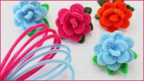 Easy DIY Pipe Cleaner Rose Tutorial | DIY Joy Projects and Crafts Ideas Roses Out Of Pipe Cleaners, Chenille Stems Crafts, Pipe Cleaner Roses How To Make, Chenille Flowers Diy, Chenille Stem Flowers, Flowers Out Of Pipe Cleaners, Chenille Stem Crafts, Flower Making Tutorial, Chenille Crafts