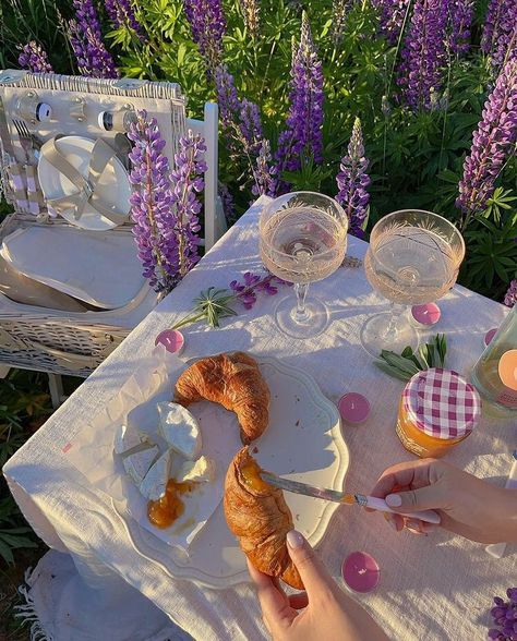 Cottage Core Tea Party, Purple Picnic, Picnic Inspiration, Cottage Aesthetic, Spring Inspo, Picnic Date, Spring Mood, Picnic Food, Images Esthétiques