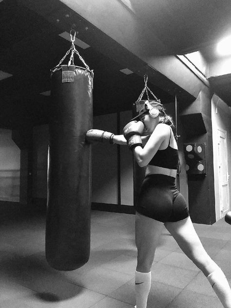 Girl Boxer Aesthetic, Kickboxing Women, Boxer Aesthetic, Kick Boxing Girl, Girl Boxers, Boxing Posters, Young Miko, Boxing Girl, Fits Aesthetic