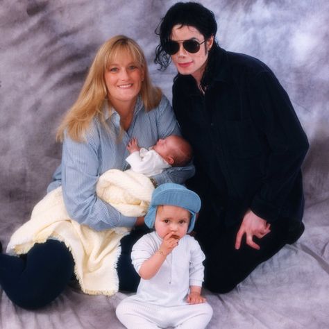 Michael Jackson with his wife Debbie Rowe and elder son Prince and daughter Paris Mj Kids, Michael Jackson Photoshoot, Foto Langka, Figura Paterna, Joseph Jackson, Michael Jackson Pics, Paris Jackson, King Of Music, Jackson 5