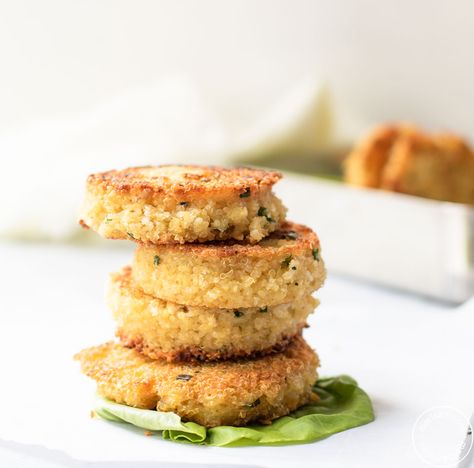 Baked Quinoa, Quinoa Patties, Finger Snacks, Quinoa Recipes Easy, Crispy Quinoa, Sauteed Vegetables, Fresh Chives, Vegetarian Meals, Quinoa Recipes