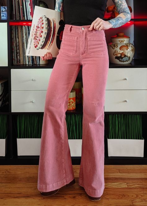 Pink Classic Outfits, 70s Corduroy Pants Outfit, Pink Pants Aesthetic, Cool Pants Women, Pink Corduroy Pants Outfit, 70s Alternative Fashion, 70s Western Aesthetic, 70 Jeans, Bright Spring Clothes