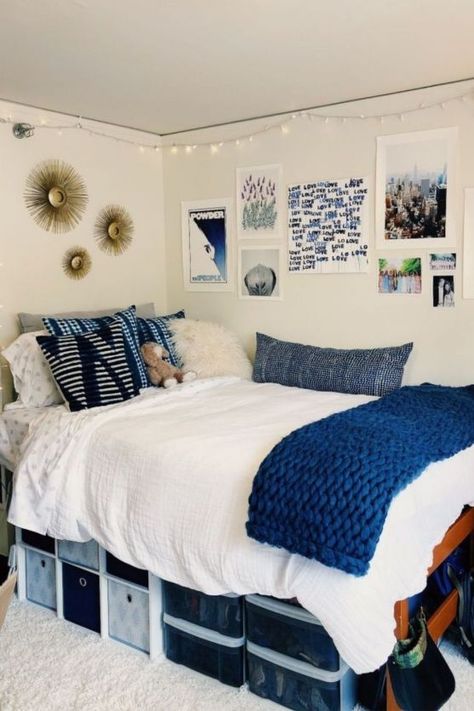 OMG every girl should see these dorm room ideas! They have the best dorm room ideas for girls! From the bedding to the wall decor. If you’re going to college this year you must see this. Navy Blue Dorm Room Ideas, Dark Blue Dorm Room Aesthetic, Dorm Room Designs Blue, Dorm Room Ideas Blue, Navy Dorm, Blue Dorm Room, Dorm Room Ideas For Girls, Room Ideas For Girls, College Bedroom Decor