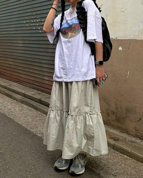 fashion - Google Drive Oversized T Shirt Summer Outfit, Broquette Outfits, Oversized Skirt Outfit, Japan Outfit Ideas Spring, Summer Japanese Outfits, Japan Summer Fashion, Sundays Best Outfits, Shirt And Long Skirt, Japan Street Style