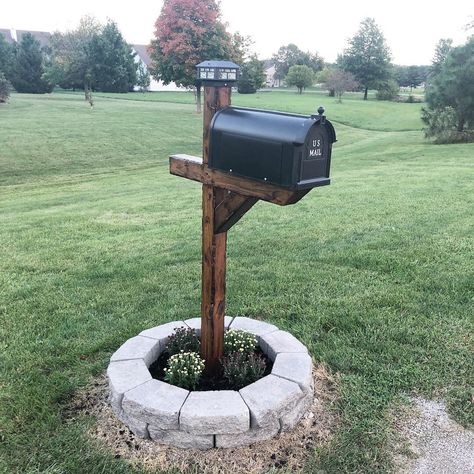 Outdoor Ideas Front Of House, Front Yard Mailbox Landscaping, Diy Farmhouse Mailbox Ideas, Small Mailbox Ideas, Simple Mailbox Landscaping Ideas, Flower Bed Mailbox Ideas, Curb Appeal On A Budget Front Yard Diy, Rock Around Mailbox Ideas, Easy Mailbox Makeover