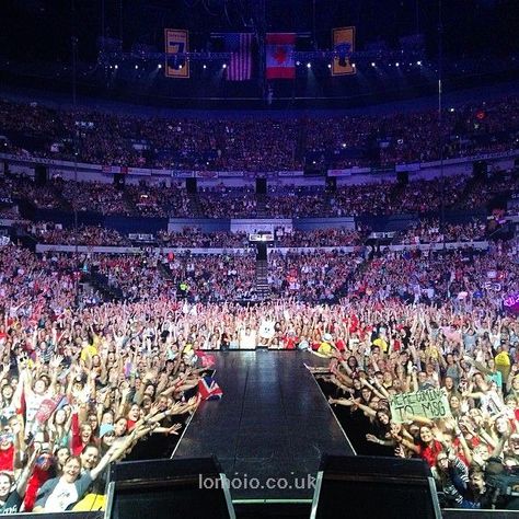 Concert Crowd, Concert Stage Design, Daisy Jones And The Six, Career Vision Board, Dream Music, Dream Vision Board, Singing Career, Daisy Jones, Concert Stage