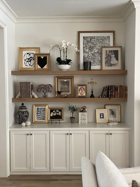 Ancestry Gallery Wall, Gallery Wall Ideas Living Room, Chic Gallery Wall, Modern Mexican Home, Living Room Gallery Wall, Stylish Room Decor, Gallery Wall Ideas, Glamour Home, Snug Room