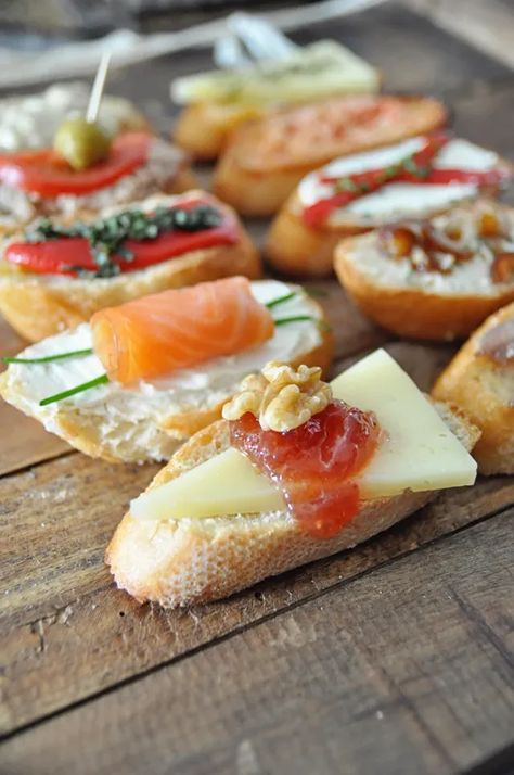 Tapas Night, Winter Appetizers, Spanish Tapas Recipes, Crostini Appetizers, Tapas Party, Baguette Bread, Tapas Dishes, Shrimp Avocado, Tapas Recipes