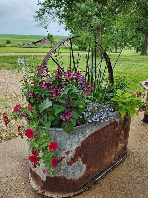 Wagon Wheel Decor Outdoor Fall, Wagon Wheel Yard Decor Ideas, Antique Yard Decor Ideas, Metal Tub Planter Ideas, Rusty Garden Decor, Galvanized Garden Ideas, Ranch Style Landscaping Front Yards, Galvanized Planter Ideas, Outdoor Flower Arrangements