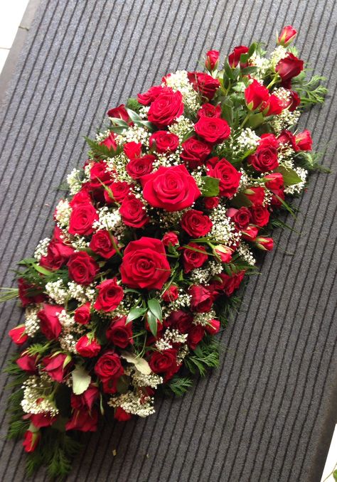 Red rose and gypsophila coffin oasis. www.butterfliesandblooms.net Diy Wedding Bouquet Fake Flowers, Disney Face Swaps, Casket Flowers, Flower Room Decor, Flower Boquet, Flower Garland Wedding, Large Flower Arrangements, Creative Flower Arrangements, Memorial Flowers