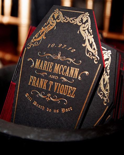 Getting in the Halloween spirit with these creepy coffin shaped wedding programs. The interior was even lined in wine red paper for a particularly macabre effect 💀 Addams Family Wedding Invitations, Coffin Card Box Wedding, Coffin Wedding Decor, Coffin Save The Date, Coffin Wedding Invitations, Coffin Invitations, Vampire Wedding Theme, Goth Wedding Invitations, Gothic Invitations