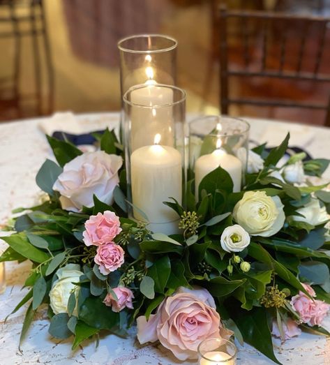 Centerpieces With Candles, Bridal Shop Decor, Coral Centerpieces, Table Column, Column Candle, 50th Wedding Anniversary Party, Simple Centerpieces, Flower Arrangements Simple, Round Tables