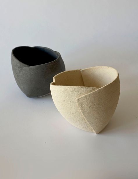 Elevate your interior design with this set of 2 modern Scandinavian ceramic vases. Their sculptural and minimalistic design brings originality and elegance to any sideboard. These vases have the particularity that seen from different angles they look like different vases, they have a textured finish and it is clay in its natural state, without glaze. In the set of 2 the pieces are different and combine in perfect harmony. Working the land with your hands is an experience that connects us with na Organic Ceramics, Ceramic Texture, Scandinavian Ceramic, Ceramics Ideas, Modern Pottery, Glaze Ceramics, Art Minimaliste, Pottery Sculpture, Modern Scandinavian