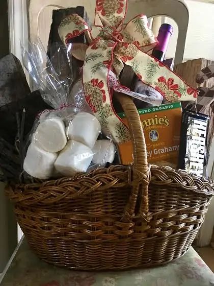 Campfire Gift Basket Ideas, S’mores Gift Basket Ideas, S’mores Basket, Fire Pit Gift Basket Ideas, Smores Gift Basket Ideas, Fire Pit Gift Basket, Raffle Gift Basket Ideas, Sustainable Holiday, Welcome Basket