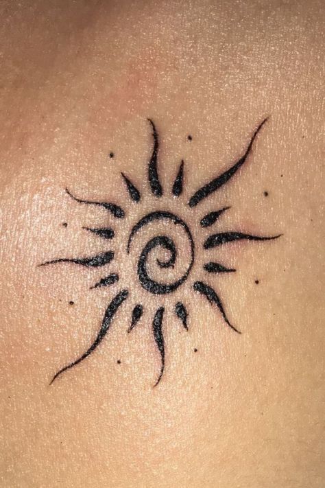 A Sun Tattoo, Tattoo Main, Tattoo Sonne, Spiral Tattoos, Cute Henna Tattoos, Sun Tattoo Designs, Hippie Tattoo, Henna Inspired Tattoos, Free Tattoo Designs