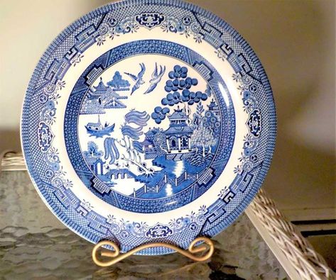 Blue Willow Kitchen, Blue Willow Decor, Blue Willow China Pattern, Vintage Dishes Antiques, Chinese Folklore, Blue Willow Dishes, Blue And White Dinnerware, Antique Booth Ideas, Blue Willow China