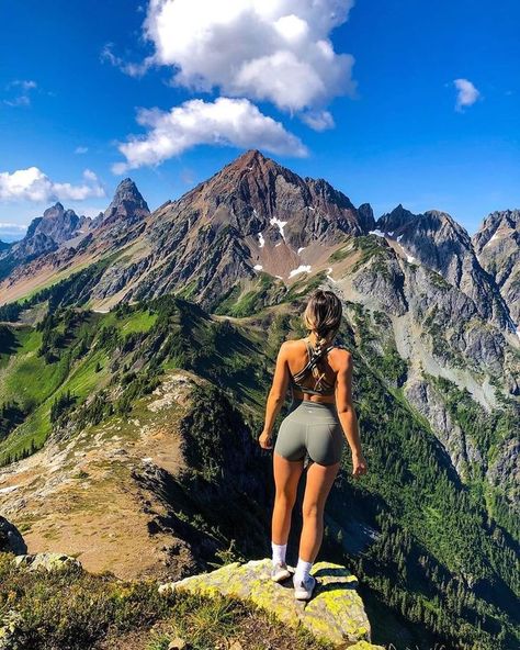 Colorado Hiking Outfit Summer, Aesthetic Hiking Pictures, Mindful Hobbies, Hiking Girl Aesthetic, Camping Outfits Summer, Hiking Poses Photo Ideas, Hike Outfit Summer, Hiking Outfit Summer Trail, Hiking Aesthetic Outfit