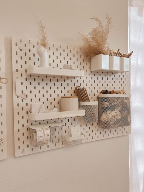 Wire Board Ideas, Peg Board Bedroom Ideas, Ikea Pin Board Ideas, Skadis Ikea Ideas Office, Pegboard Organization Office, Ikea Pegboard Ideas Office, Ikea Peg Board Ideas, Ikea Pin Board, Ikea Notice Board