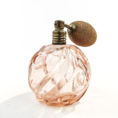 Art Deco German Perfume Bottle, 1930s, in Very Good conditions.  Designed 1920 to 1949 Perfume Bottles Design, 1950s Perfume, 1920s Perfume, French Perfume Bottles, Vintage Parfum, Old Perfume Bottles, Drawing Collection, Fragrance Bottles, Fav Products