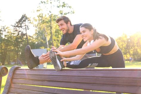 Foto casal jovem feliz exercitando junto... | Premium Photo #Freepik #photo #casal-correndo #homem-correndo #atleta-correndo #jogging Premium Photo, Jogging