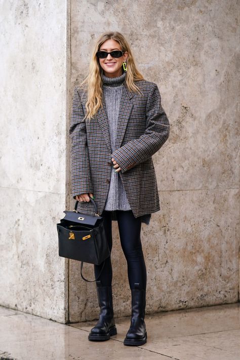 Oversized Check Blazer Outfit, Blazer With Sweater Outfit, Oversized Checked Blazer Outfit, Oversized Blazer With Leggings, Grey Checked Blazer Outfit, Grey Houndstooth Blazer Outfit, Oversized Blazer And Leggings Outfit, Checked Jacket Outfit Women, Structured Blazer Outfit