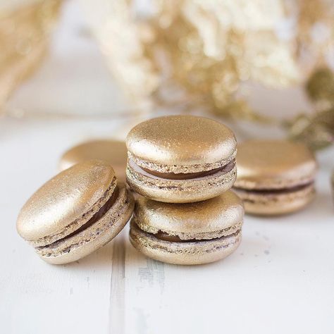 gold macarons Gold Macarons, Lavender Macarons, French Macaroons, Golden Christmas, Wedding Sweets, Macaroon Recipes, Unicorn Foods, Christmas Sweets, Pastry Shop