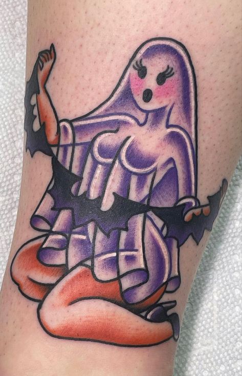 Ghost Pinup, Bats Tattoo Design, Pin Up Girl Tattoo, Petit Tattoo, Clown Tattoo, Ghost Tattoo, Traditional Tattoo Sleeve, Creepy Tattoos, Spooky Tattoos