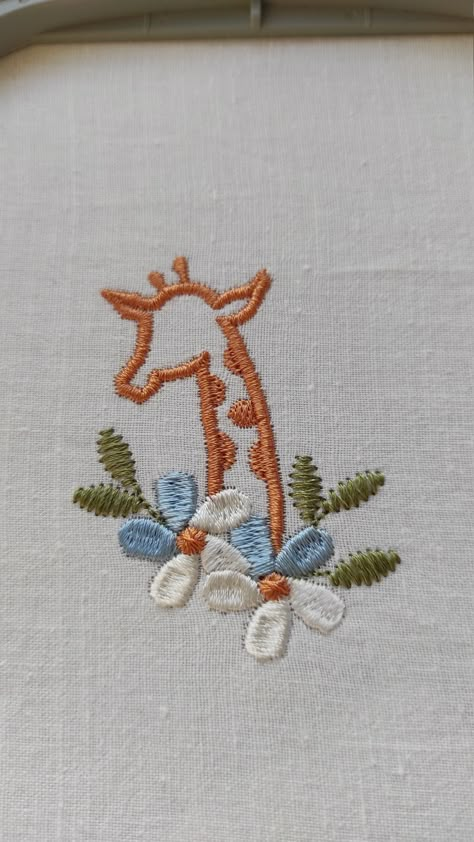 Embroidery Giraffe Pattern, Unisex Embroidery Designs, Giraffe Embroidery Design, Cute Animal Embroidery Designs, Giraffe Embroidery Pattern, Cute Embroidery Animals, Simple Animal Embroidery Designs, Animal Embroidery Simple, Embroidery Clothes Ideas