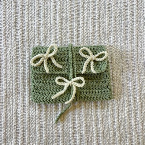 Carefully hand-knit crochet Kindle Paperwhite sleeve/ protective pouch. Color displayed in listing photos is "green" and bow color is "cream". Crochet Book Pouch, Crochet Kindle Case, Kindle Crochet, Crochet Kindle Sleeve, Crochet Book Cover, Gifts Book, Book Pouch, Crochet Book, Kindle Sleeve