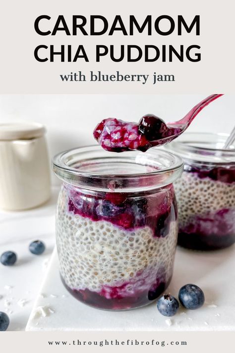 Cardamom chia pudding with blueberry jam - a fun and very healthy breakfast idea or mid-afternoon snack, combining chia seeds, cardamom, non-dairy milk, blueberries and maple syrup. Vegan, gluten free and low histamine breakfast idea. Plum Chia Pudding, Cardamom Chia Pudding, Fall Chia Pudding, Chia Puddings, Chia Recipes, Seed Recipes, Seeds Benefits, Fibro Fog, Chia Recipe