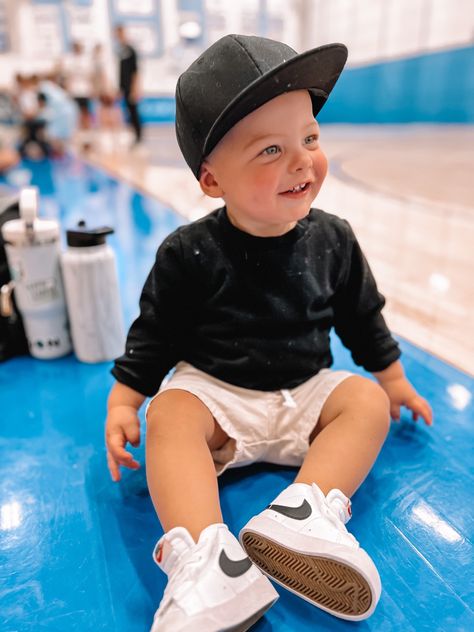 Toddler Nike Outfits Baby Boy, Toddler Boy Outfit Ideas, Nike Shoes For Kids, Toddler Nike Outfits, Nike Baby Clothes, Boy Outfit Ideas, Boy Outfits Aesthetic, Toddler Boy Outfit, Nikes Nike