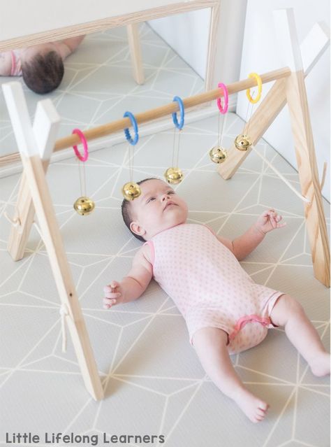 Read about baby play ideas for 2 month olds! Use a play gym for sensory play with babies and your newborn. Baby Play Ideas, Baby Zintuiglijk, Newborn Play, Baby Play Areas, 2 Month Baby, Baby Sensory Play, 3 Month Old Baby, Baby Toys Diy, Baby Play Activities