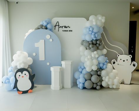 Winter arctic animals themed balloon decoration Polar Plunge Birthday Party, Penguin Bday Party, Winter Theme Cake Birthday, Penguin Balloon Garland, Polar Bear 1st Birthday Party, Penguin Party Decorations, Polar Bear First Birthday Party, Penguin Birthday Theme, Penguin Baby Shower Theme