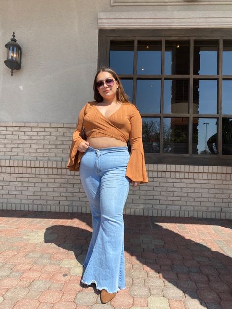 Bell Bottom Jeans Plus Size Outfit, Groovy Plus Size Outfits, Styling Flare Jeans Plus Size, Bell Bottoms Outfit Plus Size, 70s Inspired Fashion Plus Size, Plus Size 70s Fashion Outfit, Plus Size 70s Outfits, Plus Size Bell Bottoms Outfit, 70s Plus Size Fashion