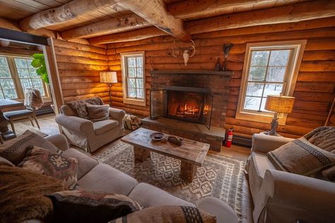 The Best Log Cabins on Airbnb This Summer - Condé Nast Traveler Natural Wood Decor, Woodstock Vermont, Cabin Interior Design, Cabin Living Room, Cozy Places, Porthole Window, Cabin Interiors, Sleeping Loft, Cabin Living