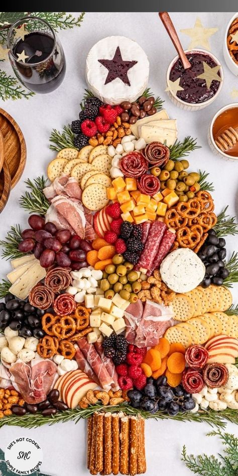 Christmas Platter Ideas Finger Foods, Christmas Tree Charcuterie Board, Tree Charcuterie Board, Christmas Tree Charcuterie, Tree Charcuterie, Holiday Party Centerpieces, Charcuterie Picnic, Rustic Christmas Party, Christmas Dinner Decorations