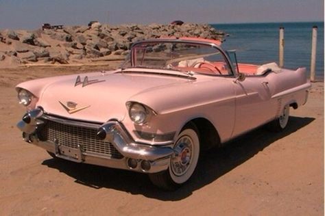 stunning pink car Carros Retro, Carros Vintage, Dyna Low Rider, Old Vintage Cars, Pink Cadillac, Mercedes Benz 300, Pink Car, Classy Cars, Pretty Cars