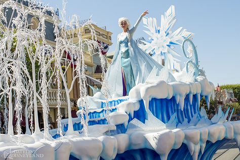 Frozen Parade Float, Christmas Floats, Frozen Musical, Homecoming Floats, Christmas Parade Floats, Light Fest, Parade Ideas, Disney Parade, Holiday Parades