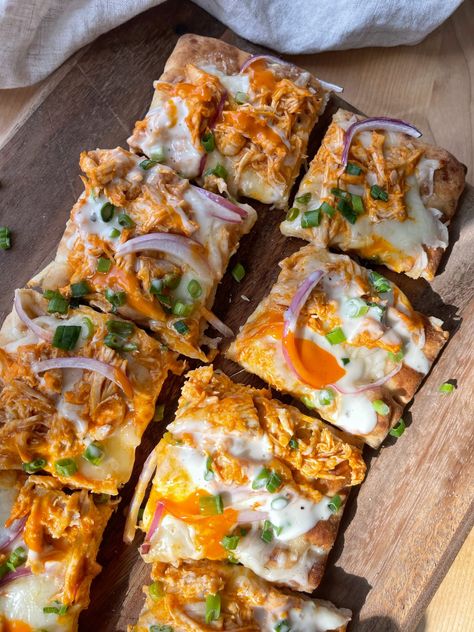 Buffalo Chicken Pita Pizza, Buffalo Flatbread Pizza, Chicken Flatbread Recipes Healthy, Flat Bread Pizza Ideas, Lunch Flatbread, Buffalo Flatbread, Buffalo Chicken Flat Bread, Buffalo Chicken Recipes Healthy, Buffalo Chicken Pita