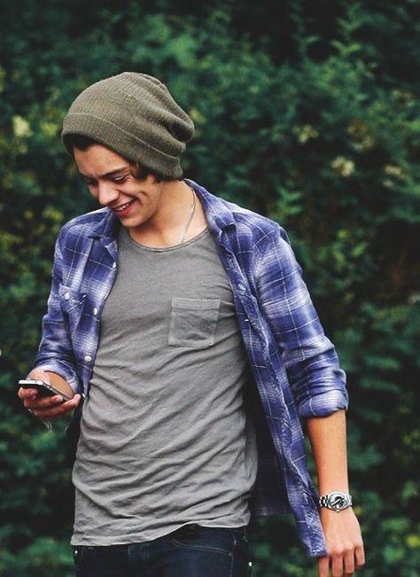 Beanie styles for men (11) Harry Styles Beanie, Beanie For Men, Beanie Outfit, Chico California, Hats Fashion, Beanie Style, Mens Beanie, Harry Styles Photos, Outfit Trends