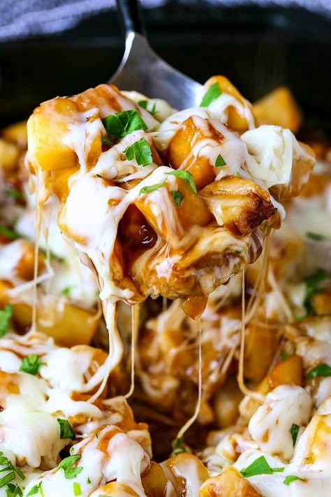 This Disco Fries Casserole has layers of potatoes, mozzarella cheese and brown gravy - just like the diner favorite! #casserolerecipes #potatoes #sidedishes Fries Casserole, Iftar Special, Disco Fries, Vegeterian Dishes, Homemade Brown Gravy, Ground Beef Potatoes, Potato Side Dishes Easy, Loaded Potatoes, Potatoes And Cheese