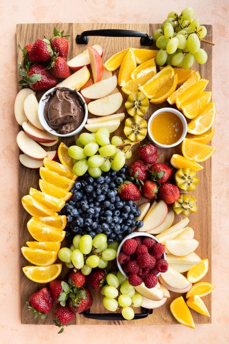 Meat And Fruit Board, Fruit And Nuts Charcuterie Board, Fruit Board Simple, Fruit Board Wedding, Breakfast Fruit Charcuterie Board, Diy Fruit Charcuterie Board, Fruits Charcuterie Board, Meatless Charcuterie Board Ideas, Small Fruit Charcuterie Board