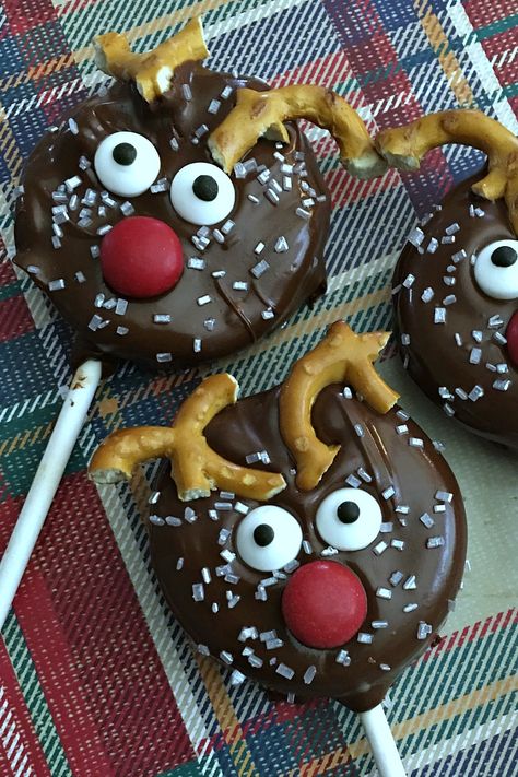 Holiday Reindeer Oreo Pops Recipe #reindeer #ReindeerCookies #HolidayCookies #ChristmasCookies #reindeerrecipe #recipe #christmasrecipe #oreo #oreopops #cookiepops #dippedoreo #dippedoreos #dippedoreocookies #dippedcookies #reindeercookies Oreo Cookie Pops, Oreo Filling, Reindeer Cookies, Dipped Cookies, Oreo Pops, Cookie Pops, Melting Chocolate Chips, Cookie Bar Recipes, Oreo Cookies