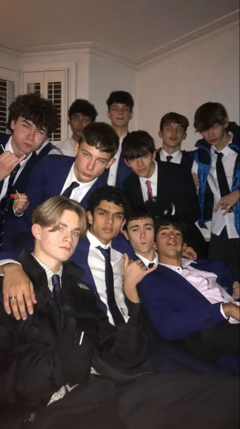 British Guys Aesthetic, Boys Group Photography, Friends Boys Group, British Boys Aesthetic, Guy Friends Aesthetic, Guy Friend Group, Handsome Boys Teenagers, School Uniform Uk, Prep School Uniform